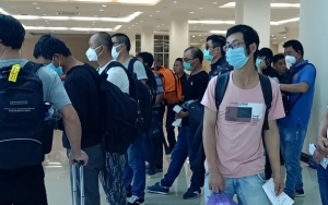 Mahasiswa Nekat Blokade Jalan Bandara Haluoleo Untuk Tolak TKA Tiongkok
