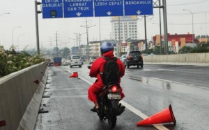 Bikin Merinding, Pengemudi Ini Dikejutkan dengan Penampakan Pocong Melompat
