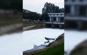 Limbah Busa Bak Salju di Kanal Banjir Timur Jakarta Justru Jadi Tontonan Warga