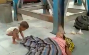 Bikin Nangis, Balita Ini Berusaha Bangunkan Ibunya yang Sudah Meninggal Diduga Kelaparan