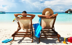 Kelewat Cantik, Bule Wanita Ini Jadi Tontonan Gratis Para Pria saat Berjemur di Pantai