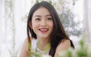 Biasa Tampil Kalem, Pose Natasha Wilona Pamer ABS Hingga Gigit Rantai Ramai Dipuji