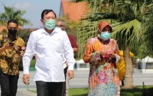 Beri 'Kejutan' Risma, Menkes Terawan Sidak Penanganan COVID-19 di Surabaya