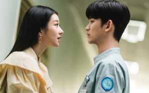 Tampil Ala Kadarnya, Seo Ye Ji Tatap Kim Soo Hyun dengan Penuh Amarah di 'It's Okay to Not Be Okay'