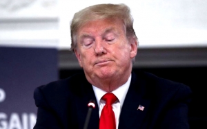 Cuek Soal Corona, Trump Bakal Undang 7.500 Orang ke Pesta Kembang Api