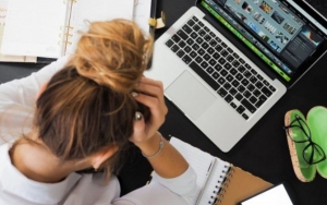 Tetap Tenang dan Jangan Cemas, 7 Tips Ini Bantu Kamu Jalani Sidang Skripsi Online dengan Lancar