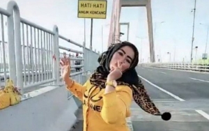 Viral 3 Ibu-Ibu Nekat Berhenti dan Main TikTok di Jembatan Suramadu, Kini Diburu Polisi