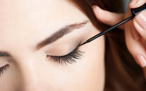 Cocok Buat Pemula, Ini 8 Rekomendasi Gel Eyeliner Berkualitas Yang Gampang Dipakai!