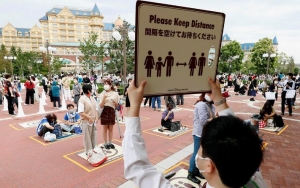 Disneyland Tokyo Buka Lagi, Pengunjung Wajib Jaga Jarak dengan Karakter Disney