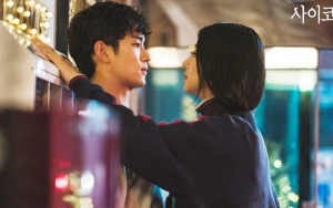 Tinggal Bersama, Kim Soo Hyun Bakal Makin Perhatian Pada Seo Ye Ji di 'It's Okay to Not Be Okay'