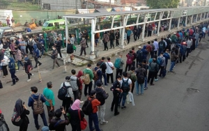 Cegah Kerumunan di KRL, PT KAI Minta Kapasitas Penumpang Naik 60 Persen