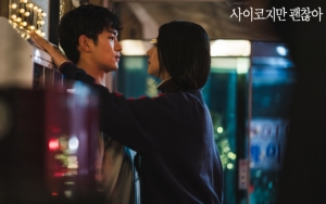 Kim Soo Hyun Goyang Pantat Curi Fokus Seo Ye Ji di Lokasi Syuting 'It's Okay to Not Be Okay'
