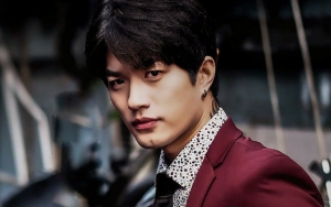 Lee Jeong Hoon Tanggapi Gosip Tinggalkan Mantan Semasa Sekolah Karena Pacari Istri Orang