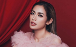 Jessica Iskandar Pamer Foto Beri Makan Singa Sambil Lihat Kamera, Bikin Ketar-ketir