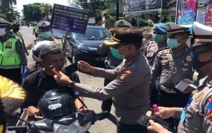 Pemkot Surabaya Gelar Razia Tertib Masker, Puluhan Pelanggar Dihukum Nyanyi Hingga KTP Disita