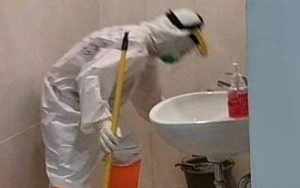 Viral Potret Staf Kebersihan Di Ruang Isolasi Covid-19 Kerja Sendiri, Fakta Di Baliknya Bikin Iba