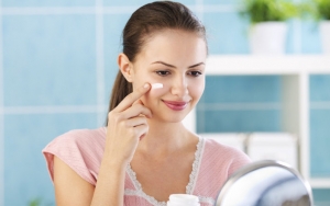 Enggak Boleh Asal, Intip 8 Tips Pakai Skincare Retinol Ini Agar Kulit Tetap Aman Tanpa Iritasi!