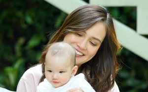 Usai Dilatih Berdiri, Shandy Aulia Kini Bawa Sang Putri yang Baru 4 Bulan untuk Olahraga Pilates