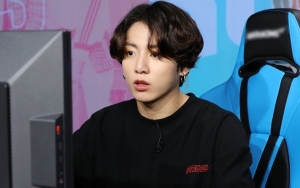 Jungkook BTS Posting Selfie Ganteng Irit Caption, Rambut Jadi Sorotan