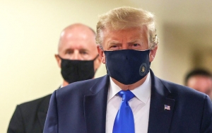 Akhirnya Pakai Masker, Trump Malah Tuai Kritikan Pihak Calon Rival Joe Biden
