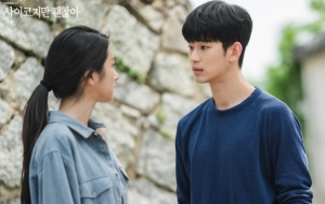 Kim Soo Hyun Malu Ditatap Intens Saat Pegang Pipi Seo Ye Ji di Lokasi 'It's Okay to Not Be Okay'