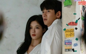 Ji Chang Wook Lakukan Ini Pada Kim Yoo Jung Usai Syuting Adegan Horor 'Backstreet Rookie'