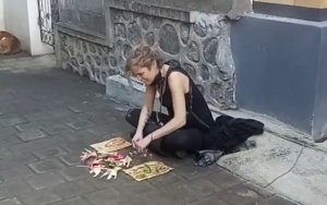 Wanita Bule Ini Ngaku Bernama Corona dan Duduk Ngemper Berhari-Hari Di Depan Vila