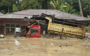 Luwu Utara Kekurangan Air Bersih, Mahasiswa Ini Makan Mie Instan Mentah Demi Bertahan Hidup