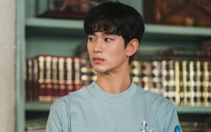 Sifat Asli Kim Soo Hyun di Lokasi 'It's Okay to Not Be Okay' Terungkap, Fans: Untung Ganteng