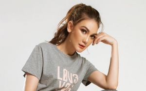 Luna Maya Pamer Aksi Panen Padi di Sawah, Netizen: Awas Gatel