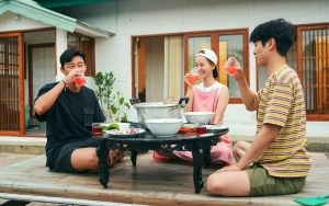 'Summer Vacation' Jung Yu Mi dan Choi Woo Shik Tuai Kontroversi, Tim Produksi Beri Penjelasan