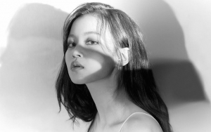 Lee Hi Terbangun Dari Mimpi Kenangan Indah Dalam Teaser MV Comeback 'HOLO'