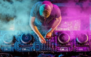 Bisnis Hiburan Malam Dihantam Corona, Banyak Disk Jockey Beralih Profesi Jadi Pedagang
