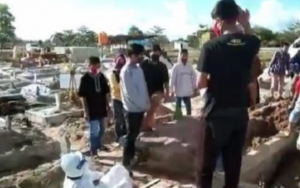 Viral Video Keluarga Jenazah Pasien Corona Hajar Petugas Sampai Pingsan Saat Pemakaman