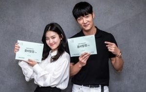Choi Jin Hyuk dan Park Ju Hyun Nempel Ceria di Sesi Baca Naskah 'Zombie Detective'