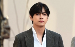 Foto-Foto V BTS Bergaya Rambut Beda Bikin Ambyar Saking Gantengnya