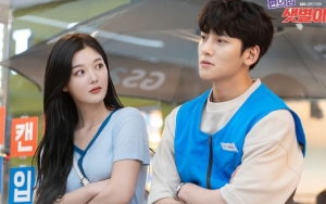 Bikin Gemas, Begini Isengnya Kim Yoo Jung Coret Wajah Ji Chang Wook di Lokasi 'Backstreet Rookie'