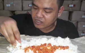 Cuma Modal Lauk Sambal, Video Mukbang Kuli Ini Jadi Viral dan Raup Jutaan Penonton