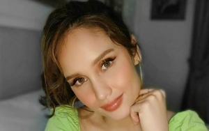 IMA Awards 2020: Cinta Laura Cantik Bergaun Songket 'Emas' di Red Carpet