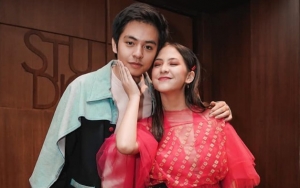 IMA Awards 2020: Gandeng Adhisty Zara, Angga Yunanda Ala V BTS Pamer Kemeja Gombor