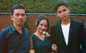 Angelica Simperler Datangi Makam Saphira Indah Bareng Suami dan Putra Tiri Bikin Salut