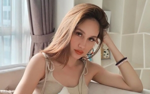 Cinta Laura Cantik Rebahan di Sofa, Potret Kalung Wayang Jadi Sorotan