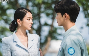 Kim Soo Hyun Diam-Diam Cium Seo Ye Ji di 'It's Okay to Not Be Okay', Netizen Gagal Fokus Pada Ini