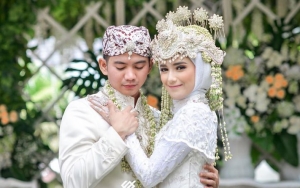 Pengajian Bareng Dinda Hauw cs, Penampilan Polos Istri Rizki 'D'Academy' Picu Perdebatan