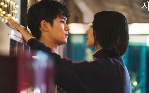Kim Soo Hyun Bolak-Balik Peluk Seo Ye Ji Saat Syuting Adegan Emosional di 'It's Okay to Not Be Okay'