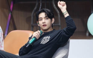 Foto-Foto Liburan V BTS Dipuji Selevel Selebgram, Wajah Tampan Berperan Besar