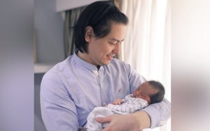 Dijuluki Baby Yoda, Gaya Swag Anak Roger-Cut Meyriska Berjemur Pakai Kacamata Hitam Bikin Gemes