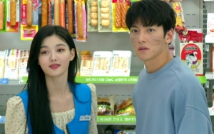 Kekuatan Kim Yoo Jung Saat Gendong Ji Chang Wook di Lokasi Syuting 'Backstreet Rookie' Jadi Sorotan