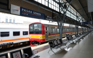 H-1 Idul Adha, Ribuan Pemudik Bondong-Bondong Naik Kereta Di Stasiun Senen
