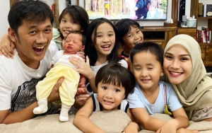 Zaskia Pamer Foto Masa Kecil Uji Kemiripan Sama Anak, Kalah Telak dengan Hanung Bramantyo